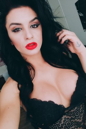Un soir chaud, prêt à jouer ? Nina - rencontre-Teen-Sarcelles